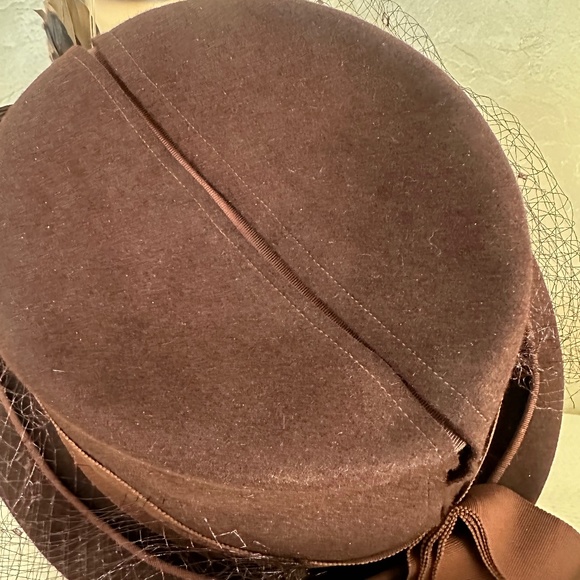 EXTRAORDINARY 1940s\' BROWN FELT FEDORA/SPLIT CROWN, VEIL & FEATHER \